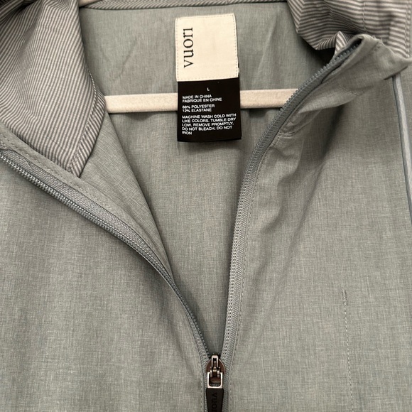 Vuori Women’s Hooded Lightweight Water-Resistant Trainer Jacket - Picture 3 of 6